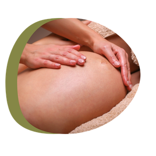 Massage du ventre d'une femme enceinte