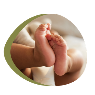 Pieds de bébé lors d'un accompagnement en réflexologie émotionnelle