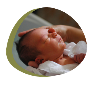 Nouveau né lors d'un Thalasso Thérapeutique Bain Bébé