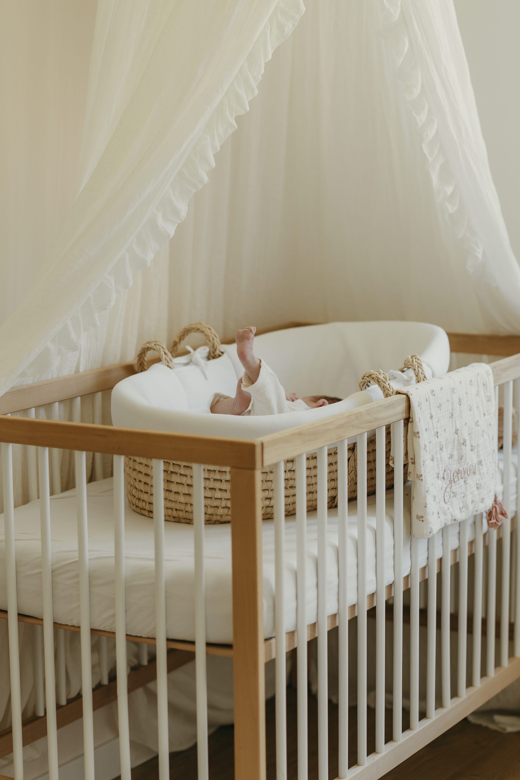 Bébé installé dans un berceau à la maison