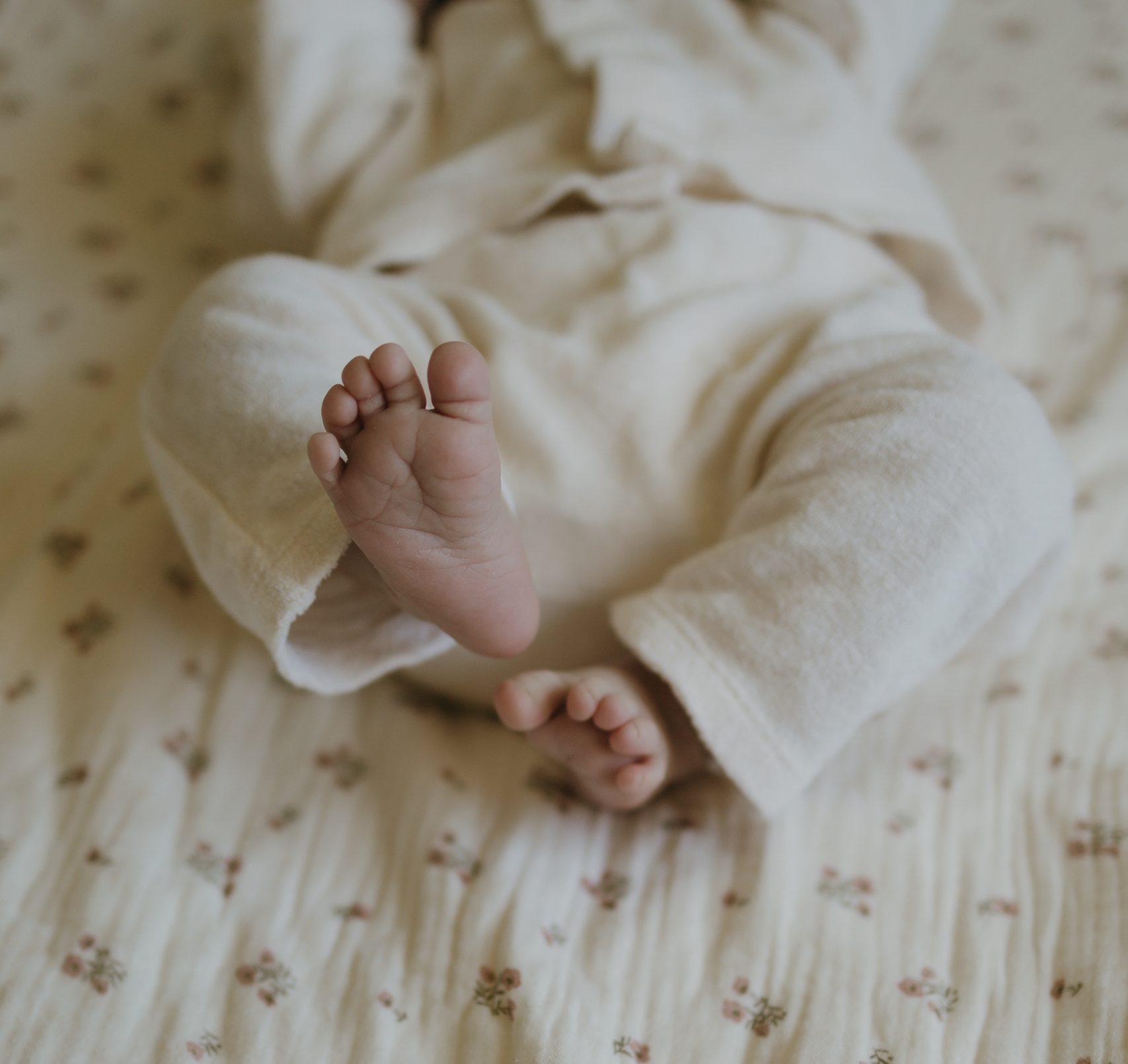 Pieds de bébé lors d'un accompagnement en réfléxologie émotionnelle