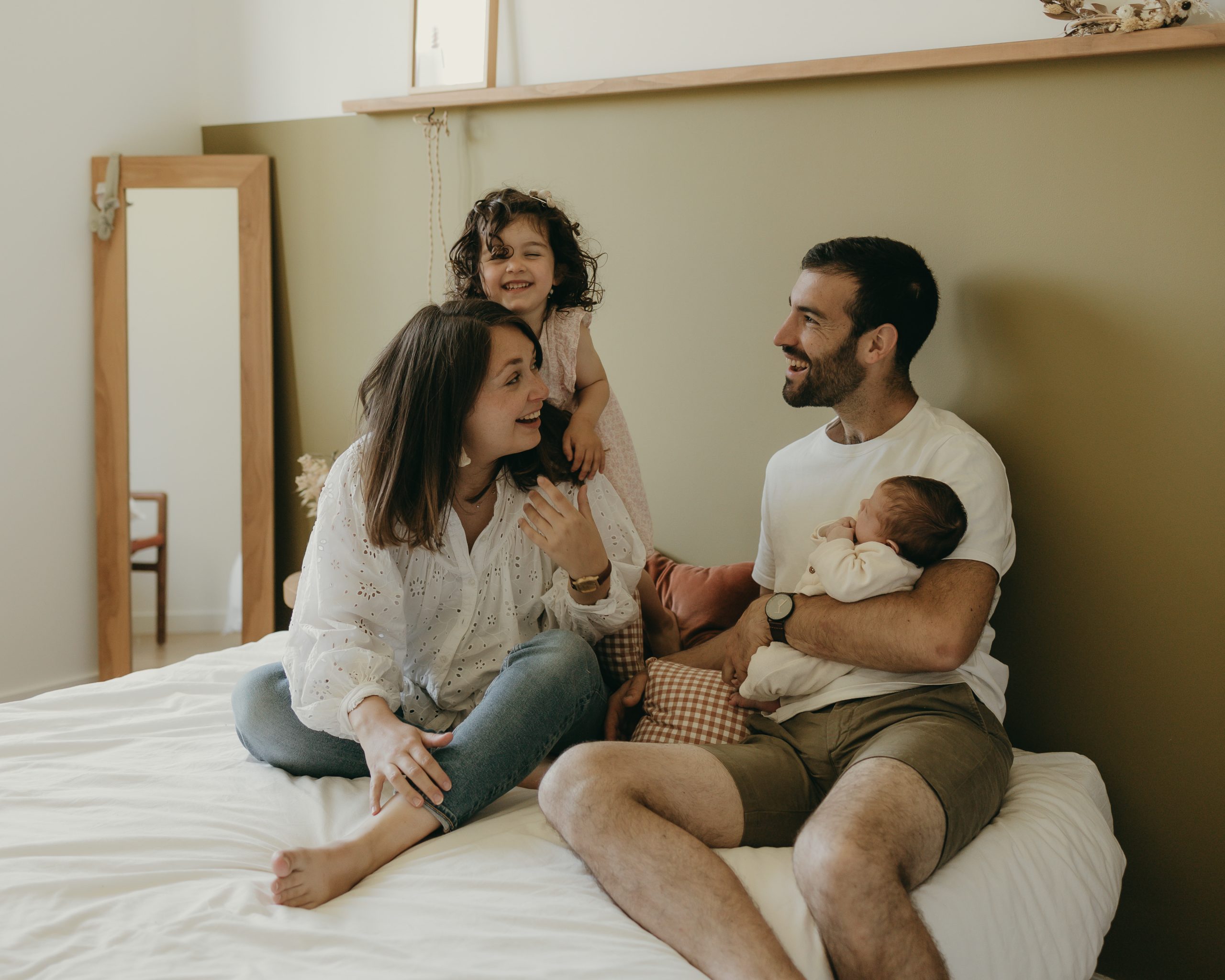 Léa avec sa famille et ses deux filles