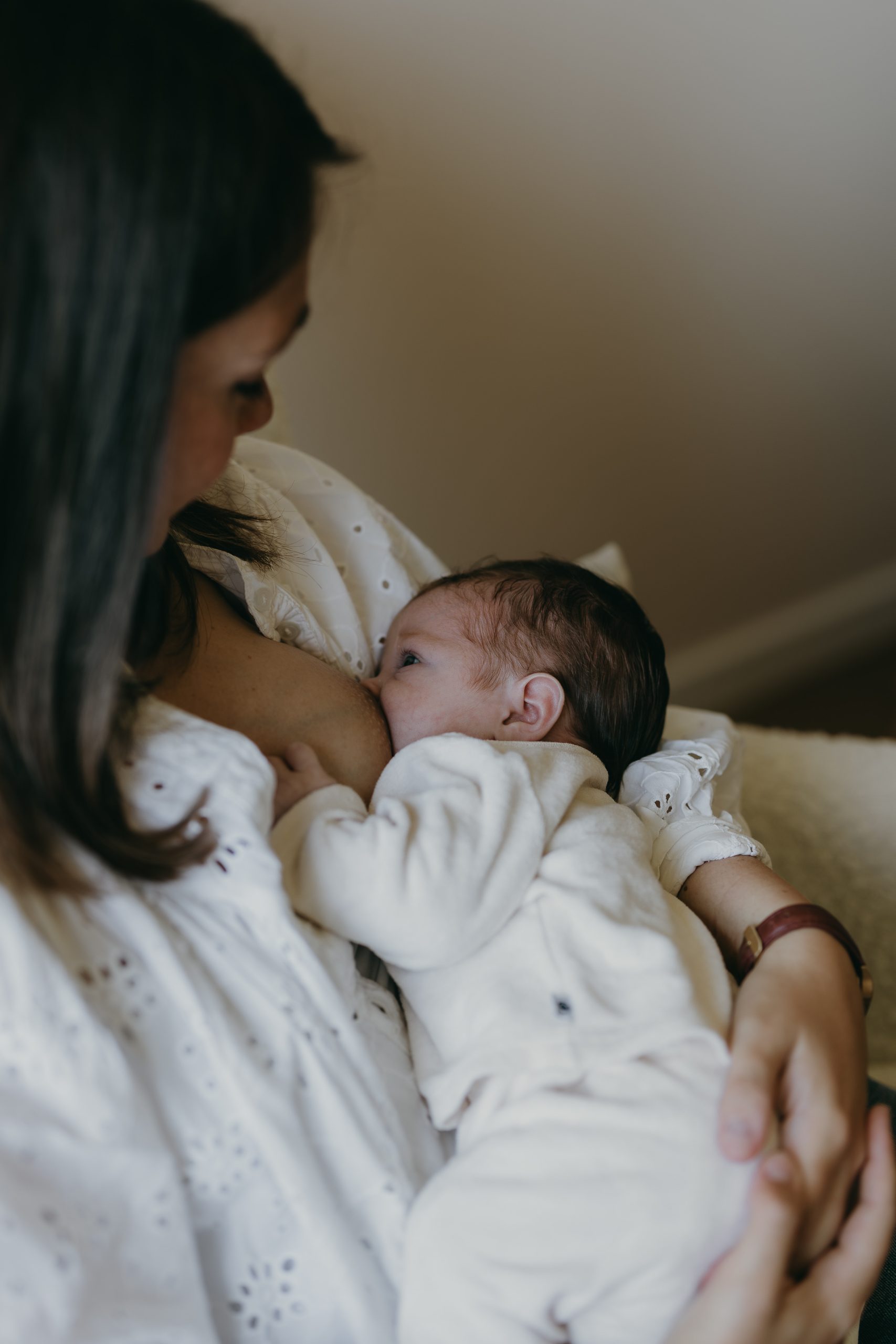 Mère allaitant son bébé pendant un accompagnement à l'allaitement