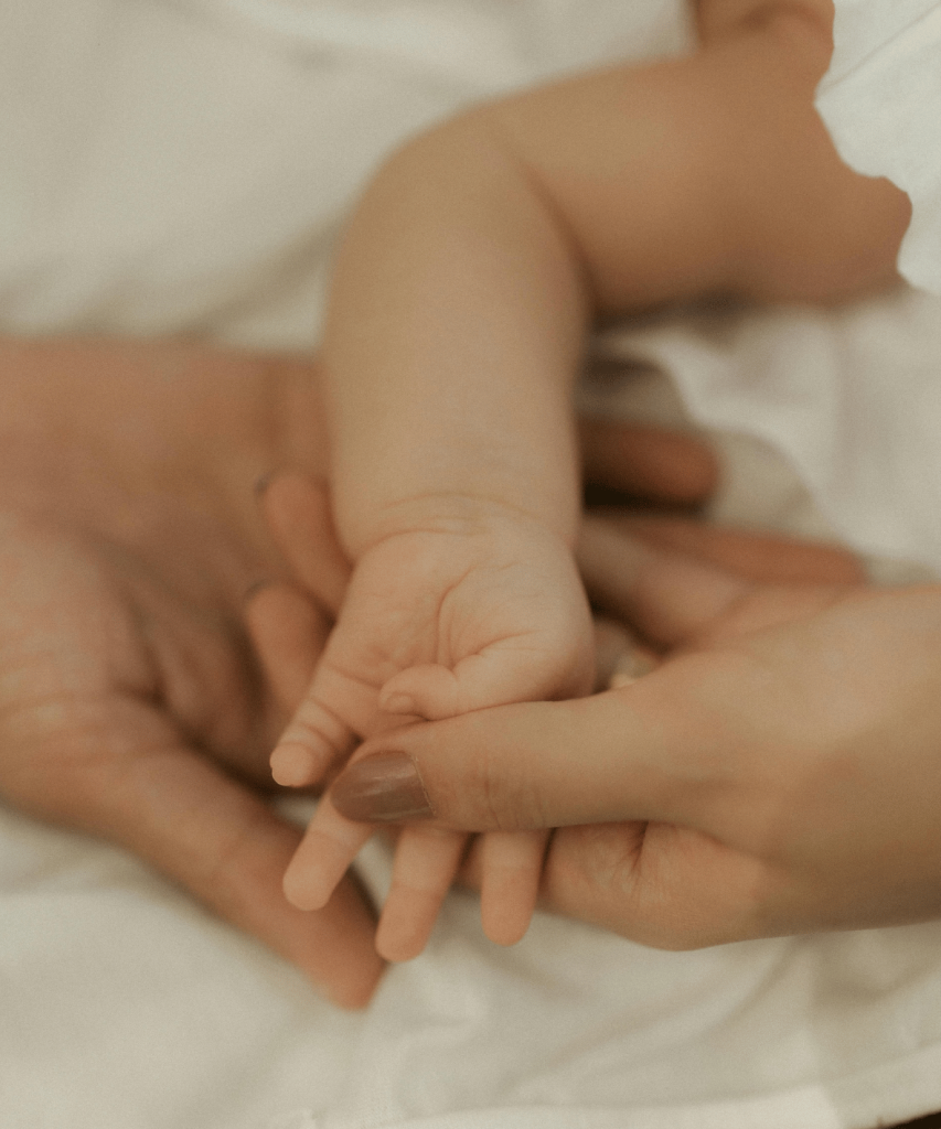 Gestes de massage doux sur la main d'un bébé