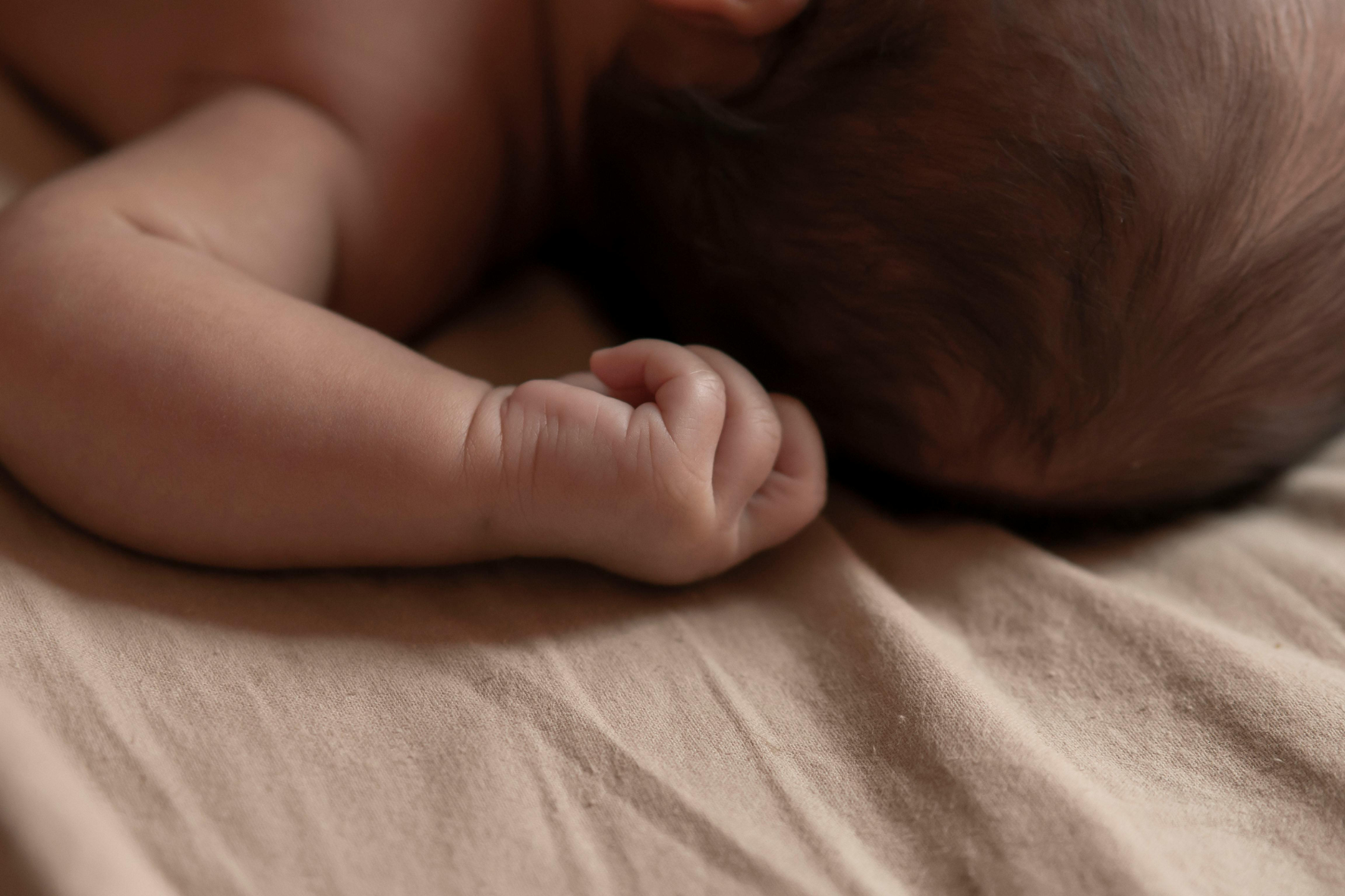 Parent massant doucement son bébé