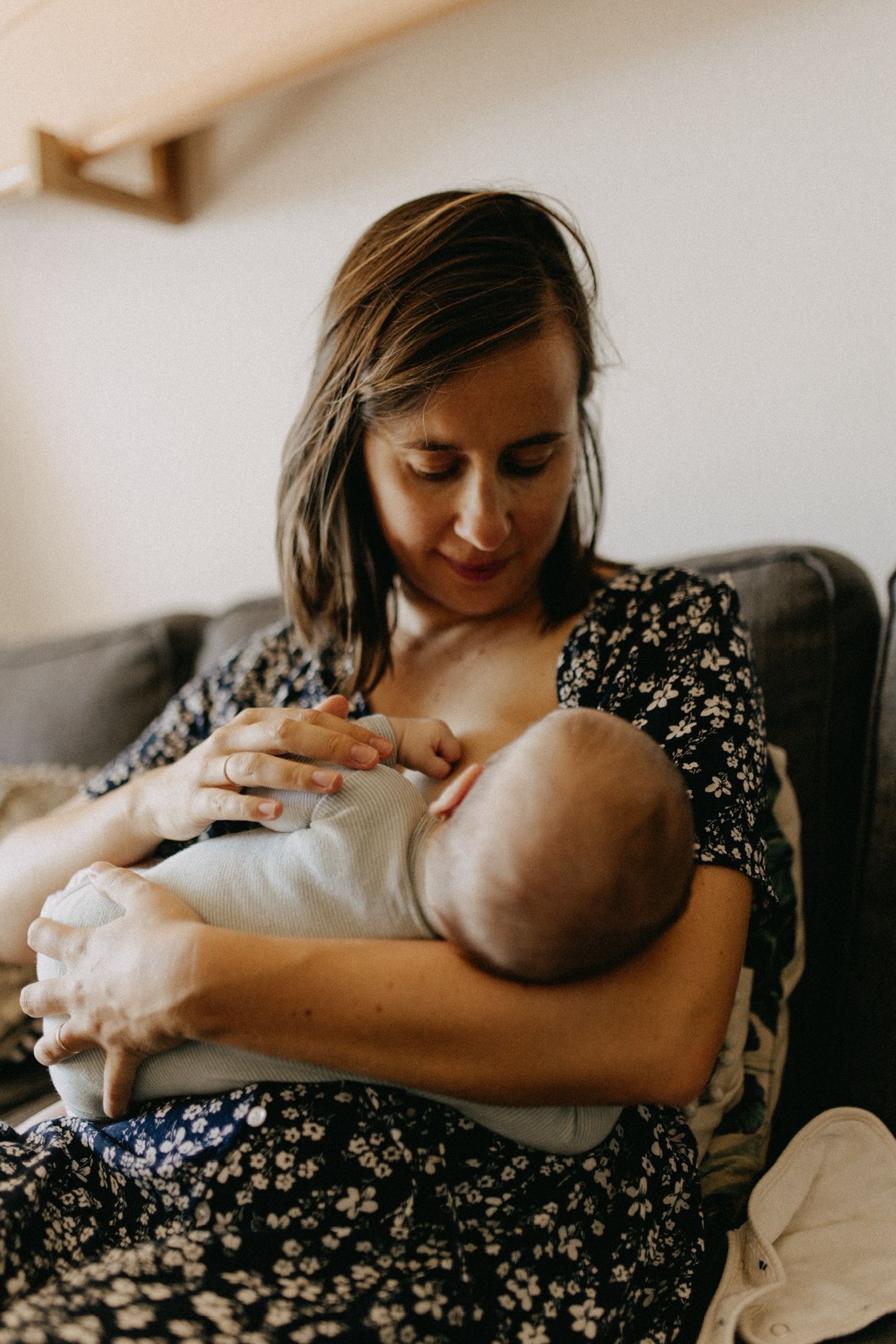 Maman allaitant son bébé
